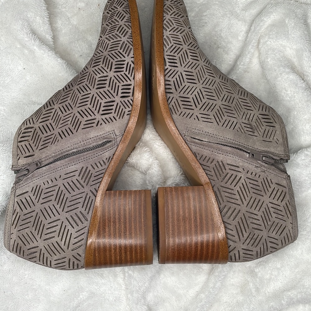1. State Iddah ankle bootie boot perforated geometric with stacked heel, size 10 - Picture 2 of 10